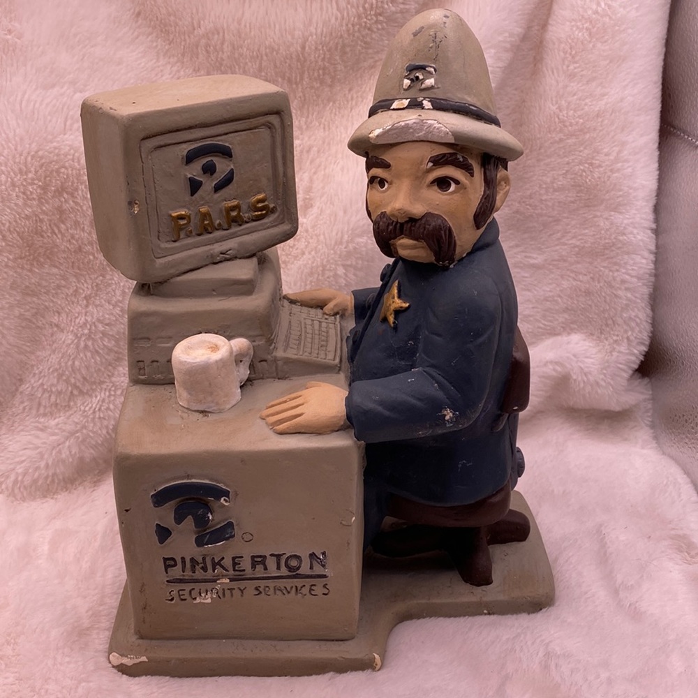 Pinkerton 1991 Security Service Police Sitting At Computer.